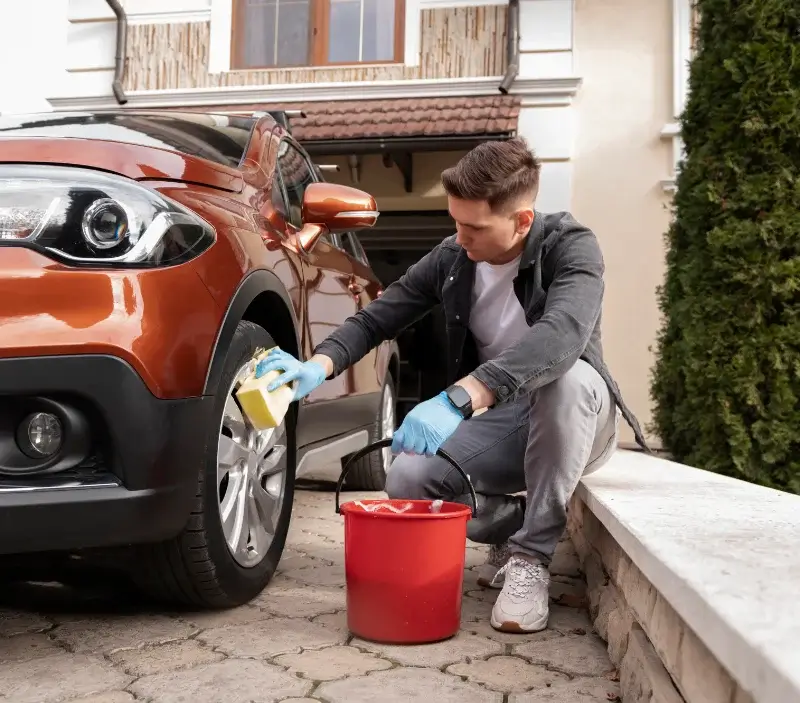 Lavage auto à domicile Saint-Bonnet-de-Mure : professionnel intervenant sur un véhicule